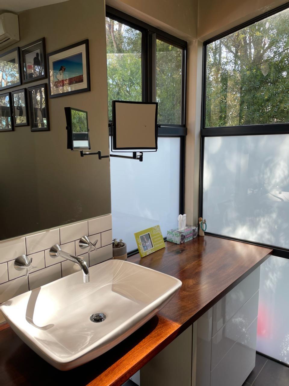 1&5x Magnification Wall Mounted Mirror – Matt Black